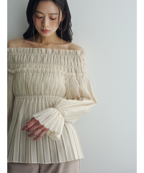 anuans（アニュアンス）の「オフショルダープリーツチュニック（シャツ/ブラウス・レディース・ライトベージュ/ブラック/カーキ系1・MEDIUM/SMALL）」の12枚目の写真