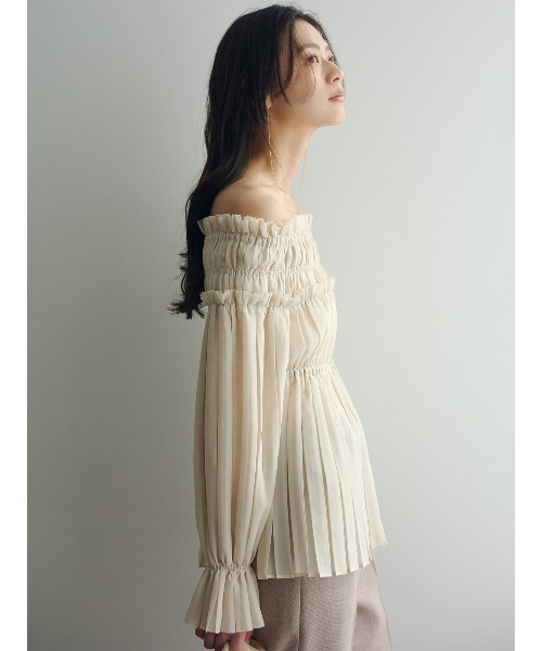 anuans（アニュアンス）の「オフショルダープリーツチュニック（シャツ/ブラウス・レディース・ライトベージュ/ブラック/カーキ系1・MEDIUM/SMALL）」の13枚目の写真