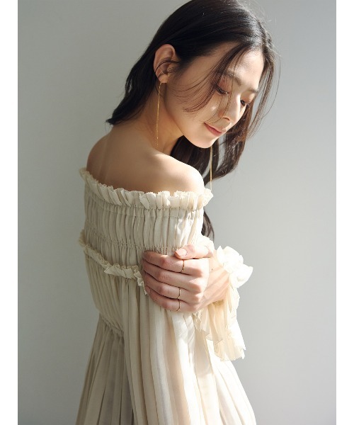 anuans（アニュアンス）の「オフショルダープリーツチュニック（シャツ/ブラウス・レディース・ライトベージュ/ブラック/カーキ系1・MEDIUM/SMALL）」の18枚目の写真