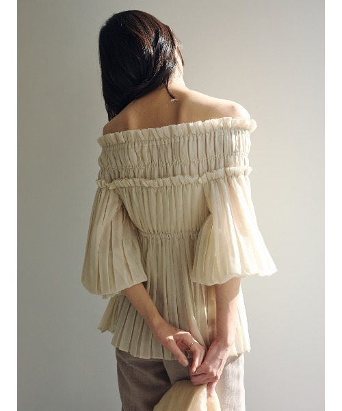 anuans（アニュアンス）の「オフショルダープリーツチュニック（シャツ/ブラウス・レディース・ライトベージュ/ブラック/カーキ系1・MEDIUM/SMALL）」の19枚目の写真