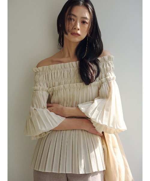 anuans（アニュアンス）の「オフショルダープリーツチュニック（シャツ/ブラウス・レディース・ライトベージュ/ブラック/カーキ系1・MEDIUM/SMALL）」の20枚目の写真