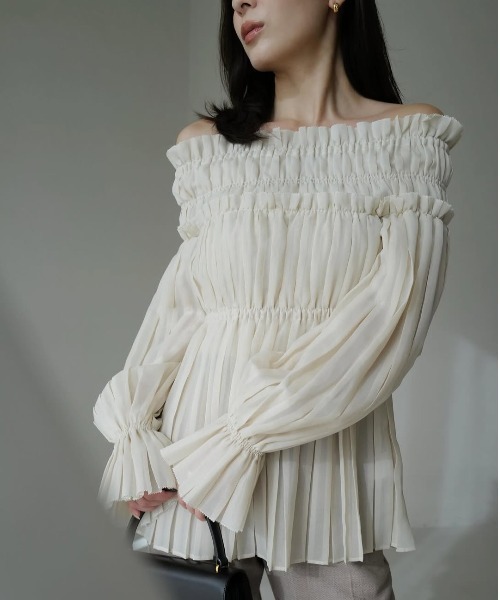 anuans（アニュアンス）の「オフショルダープリーツチュニック（シャツ/ブラウス・レディース・ライトベージュ/ブラック/カーキ系1・MEDIUM/SMALL）」の8枚目の写真