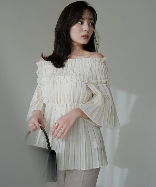 anuans（アニュアンス）の「オフショルダープリーツチュニック（シャツ/ブラウス・レディース・ライトベージュ/ブラック/カーキ系1・MEDIUM/SMALL）」の5枚目の写真