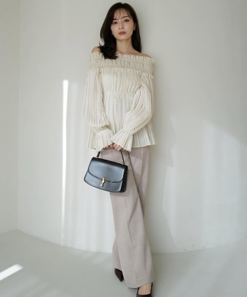 anuans（アニュアンス）の「オフショルダープリーツチュニック（シャツ/ブラウス・レディース・ライトベージュ/ブラック/カーキ系1・MEDIUM/SMALL）」の9枚目の写真