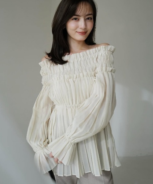 anuans（アニュアンス）の「オフショルダープリーツチュニック（シャツ/ブラウス・レディース・ライトベージュ/ブラック/カーキ系1・MEDIUM/SMALL）」の6枚目の写真