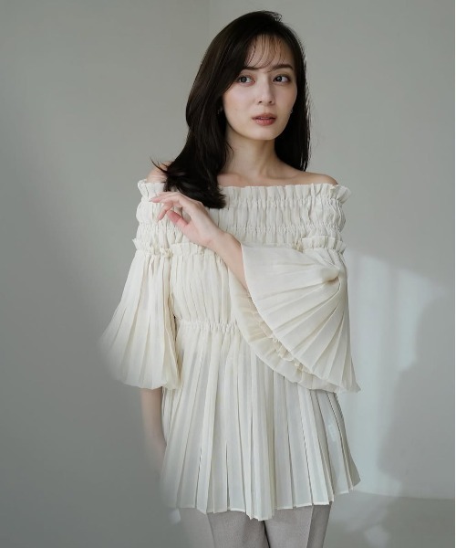 anuans（アニュアンス）の「オフショルダープリーツチュニック（シャツ/ブラウス・レディース・ライトベージュ/ブラック/カーキ系1・MEDIUM/SMALL）」の4枚目の写真