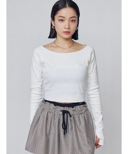 EMODA(エモダ)の「ロゴパッチクロップドロンT(Tシャツ/カットソー・レディース・ホワイト/ブラック/ブルー/ネイビー・FREE)」の1枚目の写真