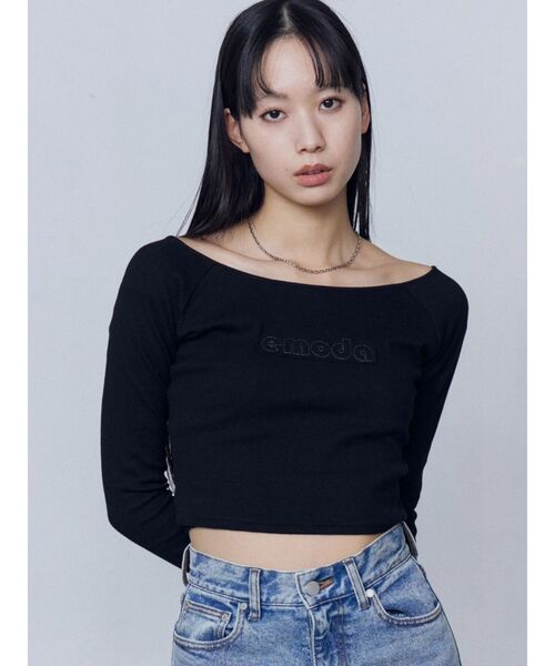 EMODA(エモダ)の「ロゴパッチクロップドロンT(Tシャツ/カットソー・レディース・ホワイト/ブラック/ブルー/ネイビー・FREE)」の2枚目の写真