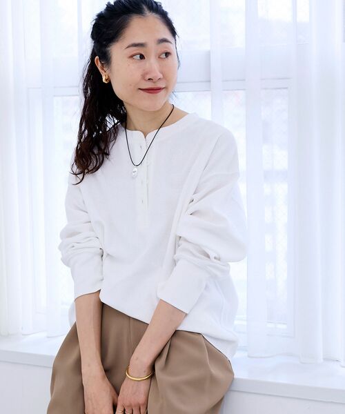 le.coeur blanc（ルクールブラン）の「サーマル裾ラウンドプルオーバー（Tシャツ/カットソー・レディース・ダークグレー/ホワイト・38）」の2枚目の写真