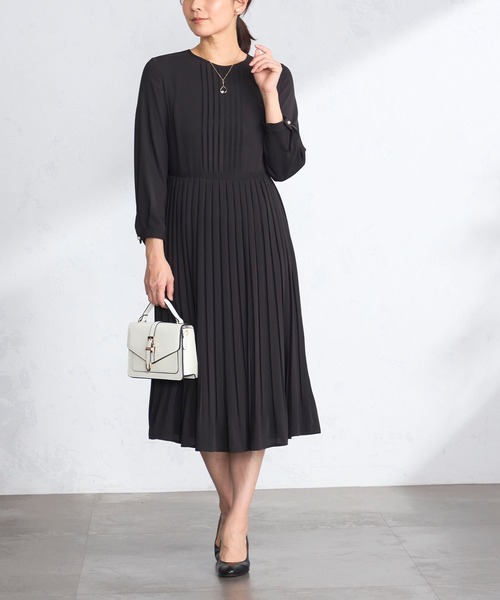 GALLORIA(ギャローリア)の「前タックプリーツワンピース(ワンピース・レディース・ブラック/ネイビー・S/M/LL/L)」の2枚目の写真