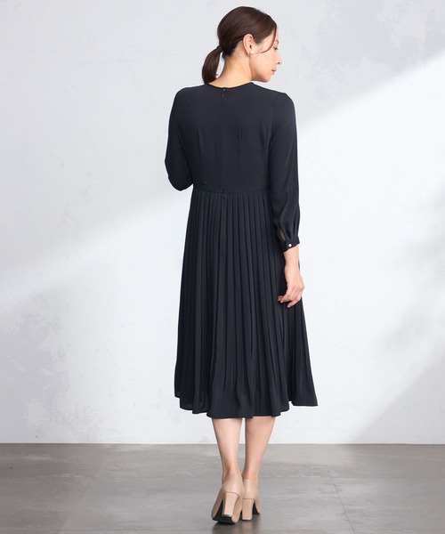 GALLORIA(ギャローリア)の「前タックプリーツワンピース(ワンピース・レディース・ブラック/ネイビー・S/M/LL/L)」の5枚目の写真