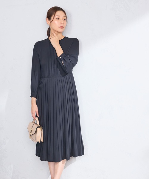 GALLORIA(ギャローリア)の「前タックプリーツワンピース(ワンピース・レディース・ブラック/ネイビー・S/M/LL/L)」の4枚目の写真