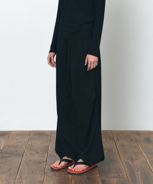 SIYAZU（シヤジュ）の「SIPT7184 シルキー パラシュートパンツ_ブラック（スラックス・レディース・ブラック・SMALL/MEDIUM）」の2枚目の写真