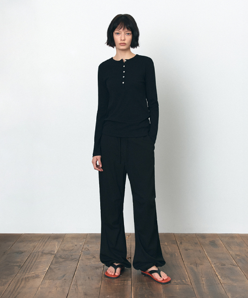 SIYAZU（シヤジュ）の「SIPT7184 シルキー パラシュートパンツ_ブラック（スラックス・レディース・ブラック・SMALL/MEDIUM）」の3枚目の写真