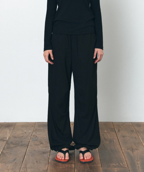 SIYAZU（シヤジュ）の「SIPT7184 シルキー パラシュートパンツ_ブラック（スラックス・レディース・ブラック・SMALL/MEDIUM）」の4枚目の写真