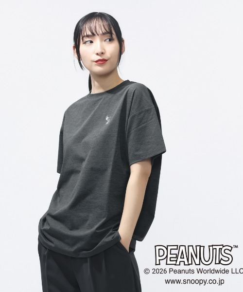 PEANUTS(ピーナッツ)の「ピーナッツ UVカットドライグラフィックTシャツ フレンズ(Tシャツ/カットソー・レディース・ホワイト/チャコールグレー・S/M/L/XL)」の2枚目の写真