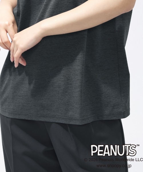 PEANUTS(ピーナッツ)の「ピーナッツ UVカットドライグラフィックTシャツ フレンズ(Tシャツ/カットソー・レディース・ホワイト/チャコールグレー・S/M/L/XL)」の4枚目の写真