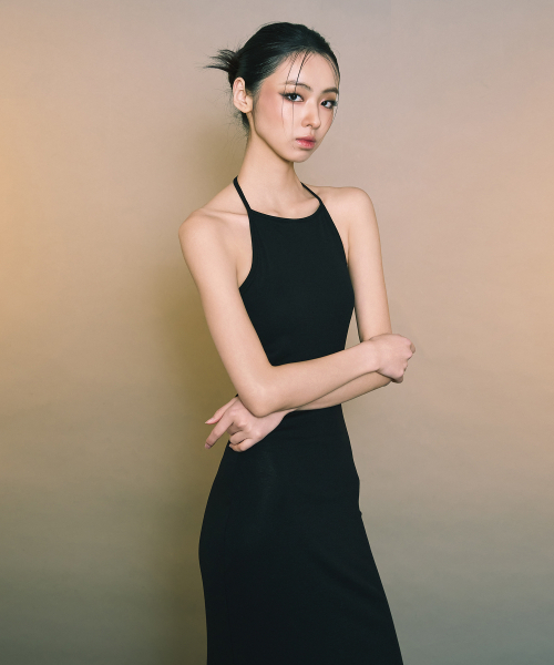 A.R.U(エイアールユー)の「BACKLINE MAXI DRESS(ワンピース・レディース・カーキ/ブラウン/ブラック・SMALL/MEDIUM)」の4枚目の写真