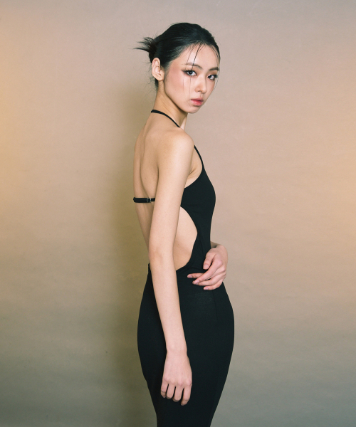 A.R.U(エイアールユー)の「BACKLINE MAXI DRESS(ワンピース・レディース・カーキ/ブラウン/ブラック・SMALL/MEDIUM)」の5枚目の写真