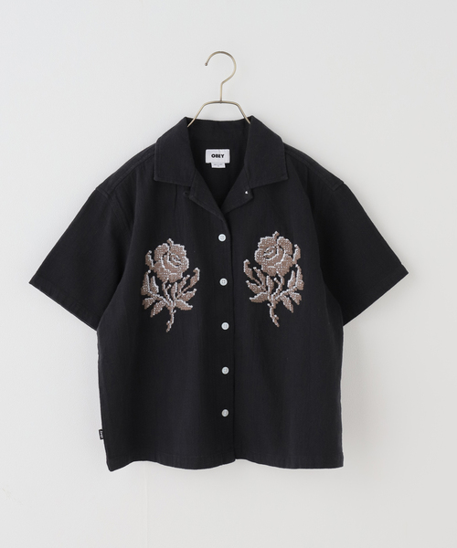 OBEY(オベイ)の「【OBEY / オベイ】 ROSES EMBELLISHED SS SHIRT(シャツ/ブラウス・レディース・ブラック・SMALL/MEDIUM)」の1枚目の写真