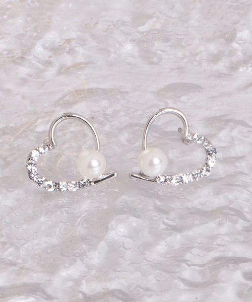 Peony（ピオニー）の「【Peony/ピオニー】アシンメトリーデザイン　ハート＆パールピアス（ピアス（両耳用）・レディース・ゴールド/シルバー・FREE）」の4枚目の写真