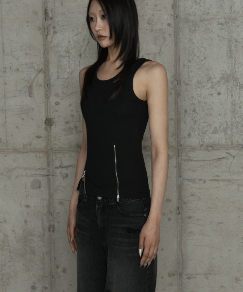 ETRE AU SOMMET（エトレオソメ）の「Unbal Panel Open Zipper Point Sleeve (Black)（Tシャツ/カットソー・レディース・ブラック・FREE）」の2枚目の写真