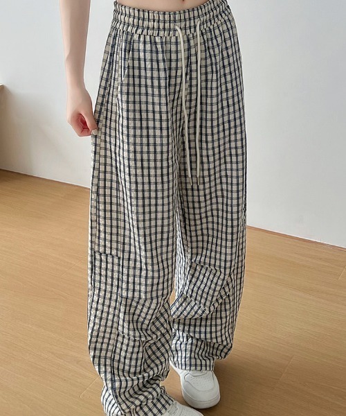 AVYL(アヴィル)の「ギンガムチェックルーズイージーワイドパンツ(その他パンツ・レディース・ブルー/ネイビー・M)」の4枚目の写真