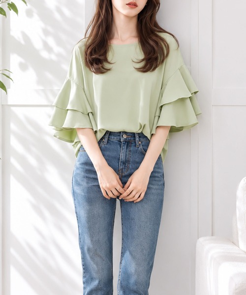 Amulet(アミュレット)の「ひらりと揺れて、女性らしく。 ラッフルスリーブブラウス(シャツ/ブラウス・レディース・グリーン/アイボリー・FREE)」の1枚目の写真