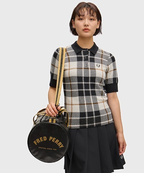 FRED PERRY(フレッドペリー)の「Tipped Classic Barrel Bag/ティップドクラシックバレルバッグ(ドラムバッグ・メンズ・ブラック・ONE SIZE)」の6枚目の写真