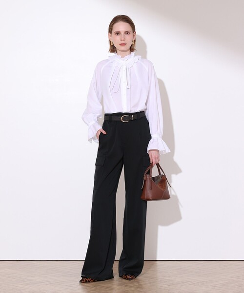 allureville(アルアバイル)の「ソフトオーガンタックフリルカラーブラウス(シャツ/ブラウス・レディース・チャコールグレー/ホワイト・2)」の7枚目の写真