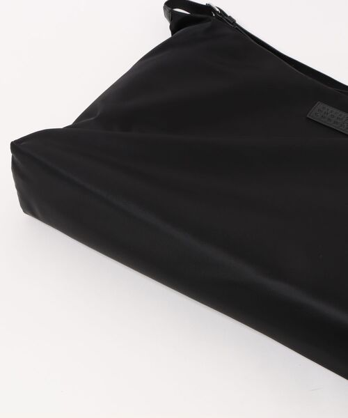 MM6 Maison Margiela（ｴﾑｴﾑｼｯｸｽ ﾒｿﾞﾝ ﾏﾙｼﾞｪﾗ）の「MM6　MEN CROSSBODY BIG NYLON（ショルダーバッグ・メンズ・ブラック・FREE）」の3枚目の写真