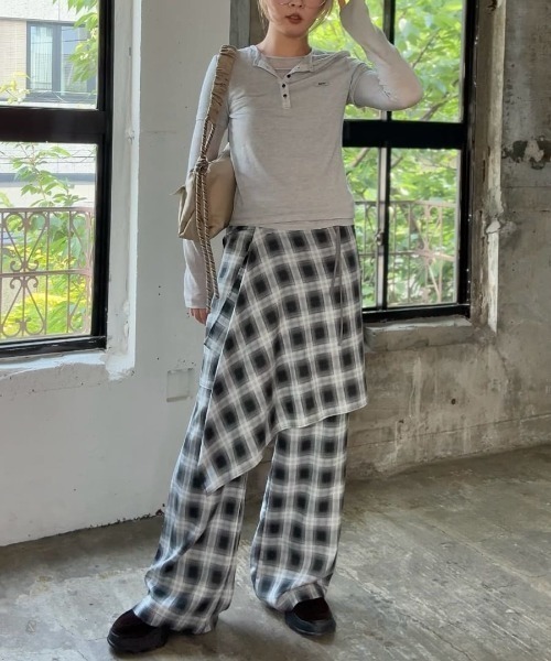 emmi(エミ)の「チェックラップスカート×セミフレアパンツ【セットアップ対応】(その他パンツ・レディース・ブラック/ライトグレー・0/1)」の5枚目の写真