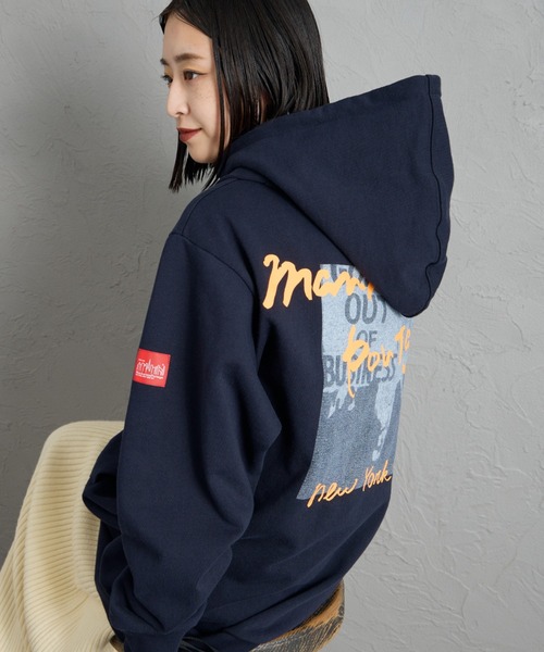 Manhattan Portage（マンハッタンポーテージ）の「【WEB先行予約】[MANHATTAN PORTAGE/マンハッタンポーテージ] 別注 バックフォトプリント スウェットパーカー（パーカー・レディース・ネイビー/ピンク/ブラック・L/S/XL/M）」の2枚目の写真