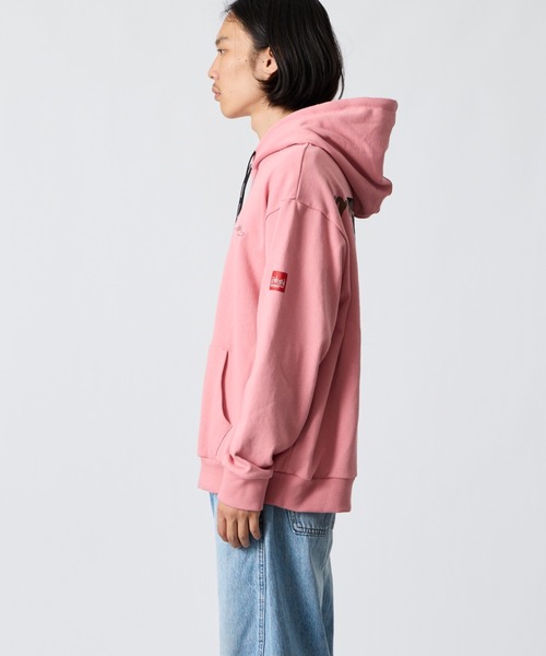 Manhattan Portage（マンハッタンポーテージ）の「【WEB先行予約】[MANHATTAN PORTAGE/マンハッタンポーテージ] 別注 バックフォトプリント スウェットパーカー（パーカー・レディース・ネイビー/ピンク/ブラック・L/S/XL/M）」の4枚目の写真
