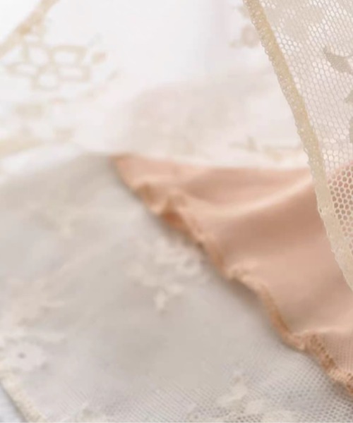 LA POMME petit(ラポミ・プチ)の「Romantic Lace Embroidery Padded Cami/ロマンチックレース刺繍入りパッド入りキャミソール(キャミソール・レディース・アイボリー/ブラック・FREE)」の6枚目の写真