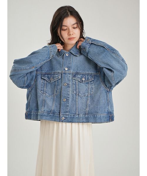 Mila Owen(ミラオーウェン)の「ワイドスリーブクロップドデニムジャケット(デニムジャケット・レディース・ライトブルー/ブルー・F)」の5枚目の写真