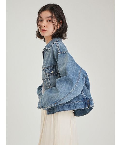 Mila Owen(ミラオーウェン)の「ワイドスリーブクロップドデニムジャケット(デニムジャケット・レディース・ライトブルー/ブルー・F)」の8枚目の写真