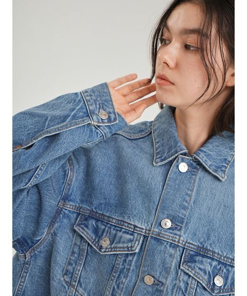 Mila Owen(ミラオーウェン)の「ワイドスリーブクロップドデニムジャケット(デニムジャケット・レディース・ライトブルー/ブルー・F)」の11枚目の写真