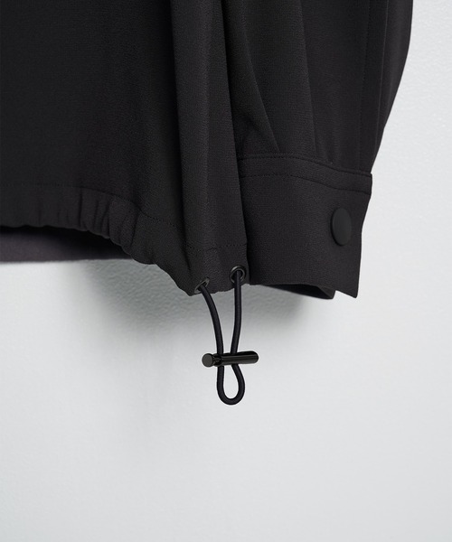 UJOH(ウジョー)の「【UJOH HOMME】Draw Cord Shirt(ブルゾン・メンズ・ダークグレー/ブラック・4/5)」の6枚目の写真