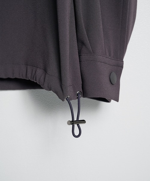 UJOH(ウジョー)の「【UJOH HOMME】Draw Cord Shirt(ブルゾン・メンズ・ダークグレー/ブラック・4/5)」の13枚目の写真
