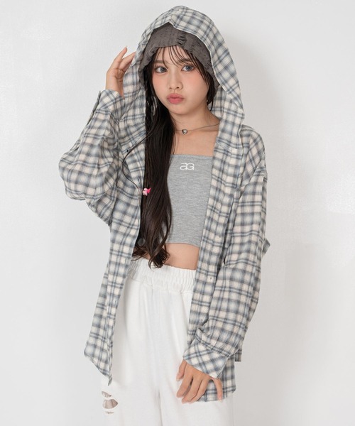 ANAP GiRL(アナップガール)の「*チェック柄フーディーオーバーシャツ(シャツ/ブラウス・キッズ・ブラック/サックスブルー・XS/S/M)」の1枚目の写真