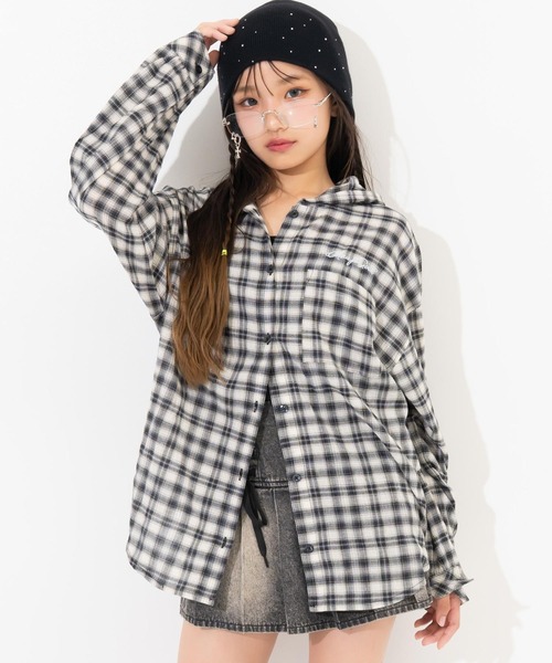 ANAP GiRL(アナップガール)の「*チェック柄フーディーオーバーシャツ(シャツ/ブラウス・キッズ・ブラック/サックスブルー・XS/S/M)」の2枚目の写真