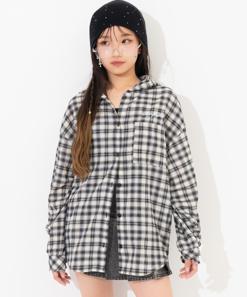 ANAP GiRL(アナップガール)の「*チェック柄フーディーオーバーシャツ(シャツ/ブラウス・キッズ・ブラック/サックスブルー・XS/S/M)」の4枚目の写真