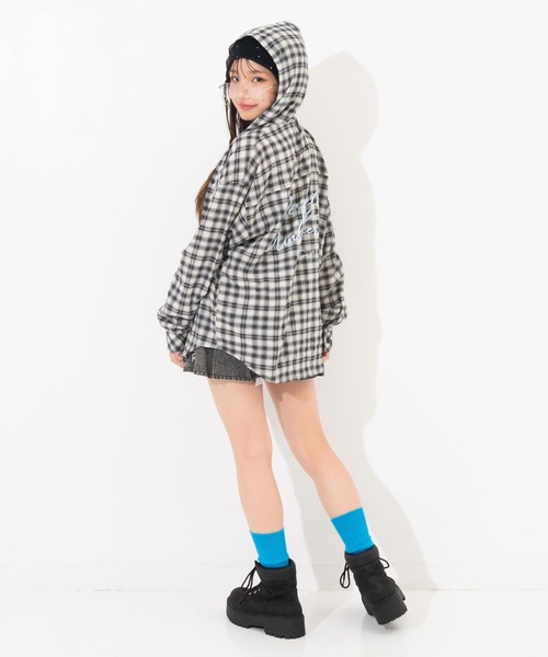 ANAP GiRL(アナップガール)の「*チェック柄フーディーオーバーシャツ(シャツ/ブラウス・キッズ・ブラック/サックスブルー・XS/S/M)」の6枚目の写真