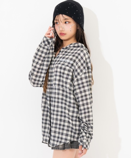 ANAP GiRL(アナップガール)の「*チェック柄フーディーオーバーシャツ(シャツ/ブラウス・キッズ・ブラック/サックスブルー・XS/S/M)」の12枚目の写真