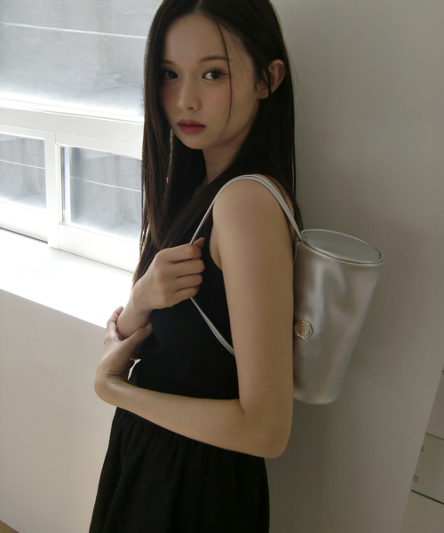 IROCO（イロコ）の「ラウンドミニバッグ_シルバー（ショルダーバッグ・レディース・その他・FREE）」の2枚目の写真