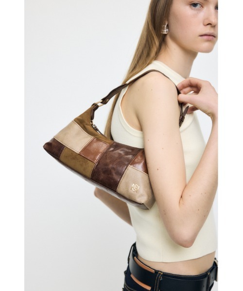 MOUSSY(マウジー)の「PATCH WORK ショルダーバッグ(ショルダーバッグ・レディース・ブラウン/ブルー・FREE)」の3枚目の写真
