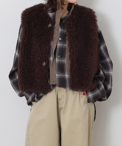 JOURNAL STANDARD LUXE（ジャーナルスタンダード　ラックス）の「カーリーショートベスト（その他アウター・レディース・ブラウン/ブラウン系その他・FREE）」の6枚目の写真