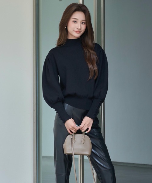 BIRTHDAY BASH(バースデイバッシュ)の「HIGH NECK VOLUME SLEEVE KNIT(ハイネックボリュームスリーブニット)(ニット/セーター・レディース・ブラック/ブルー・FREE)」の4枚目の写真