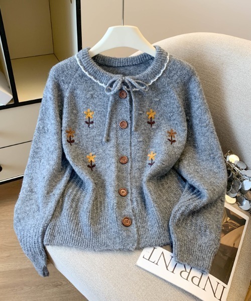 LUCPY(ラクピー)の「フラワー刺繍 ラウンドカラーニットカーディガン(カーディガン/ボレロ・レディース・レッド/グレー/ホワイト・FREE)」の2枚目の写真